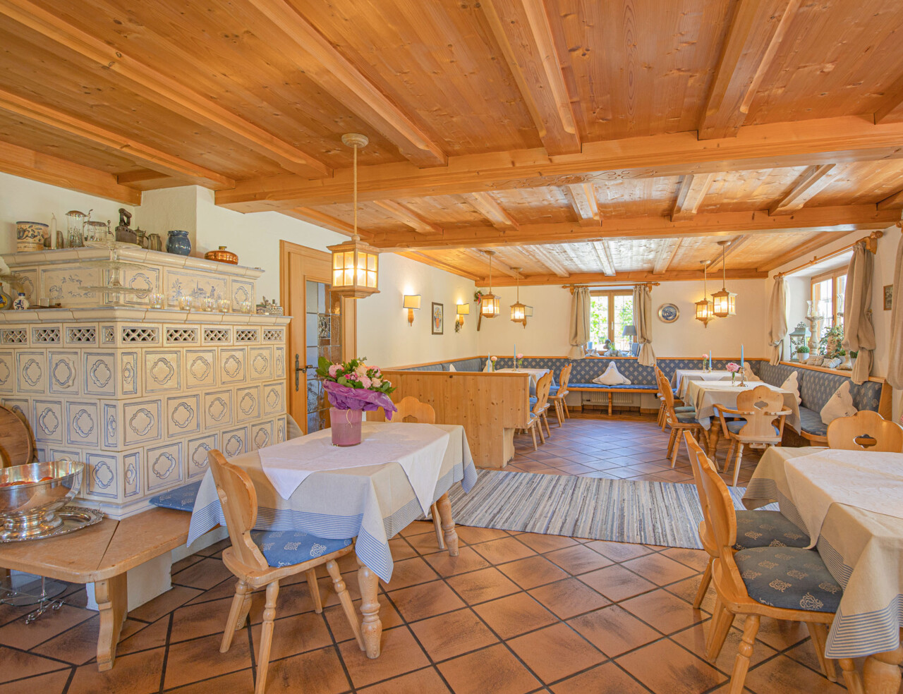 Breakfast room with a cozy tiled stove